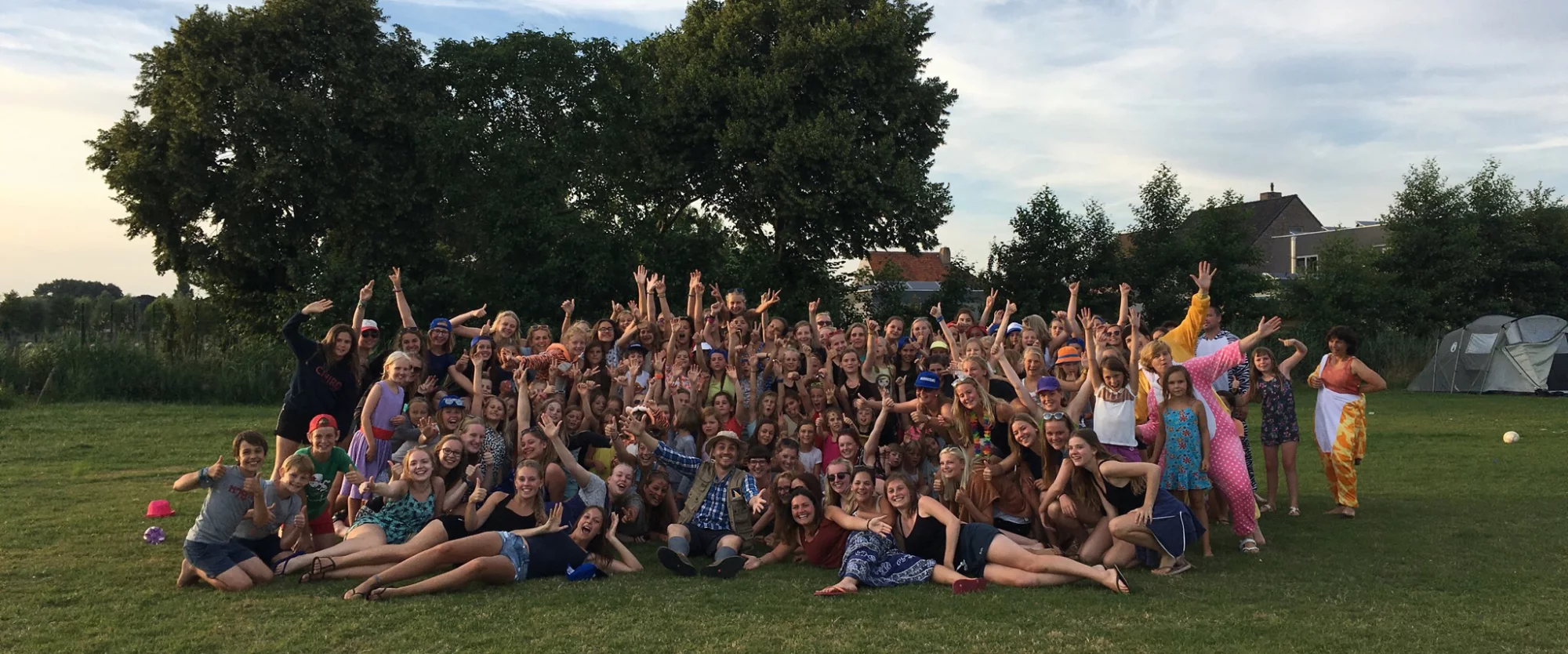 Coenraad Bolders geeft DJ-set op chiro kamp
