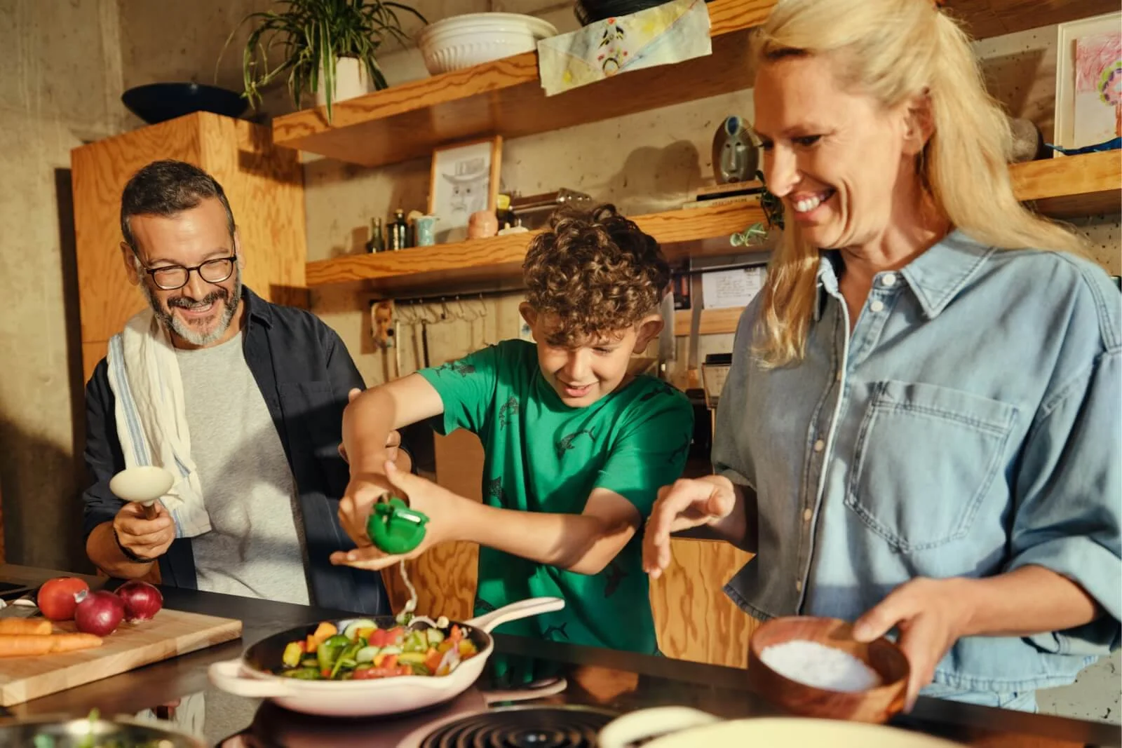Publiciteit - Een gezinsfoto in de keuken voor "Nooit meer saaie kost met HelloFresh"