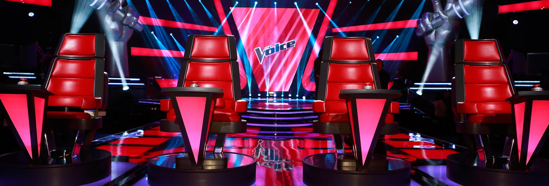 K3 naast Gers Pardoel, Sean Dhondt en Laura Tesoro in The Voice Kids!