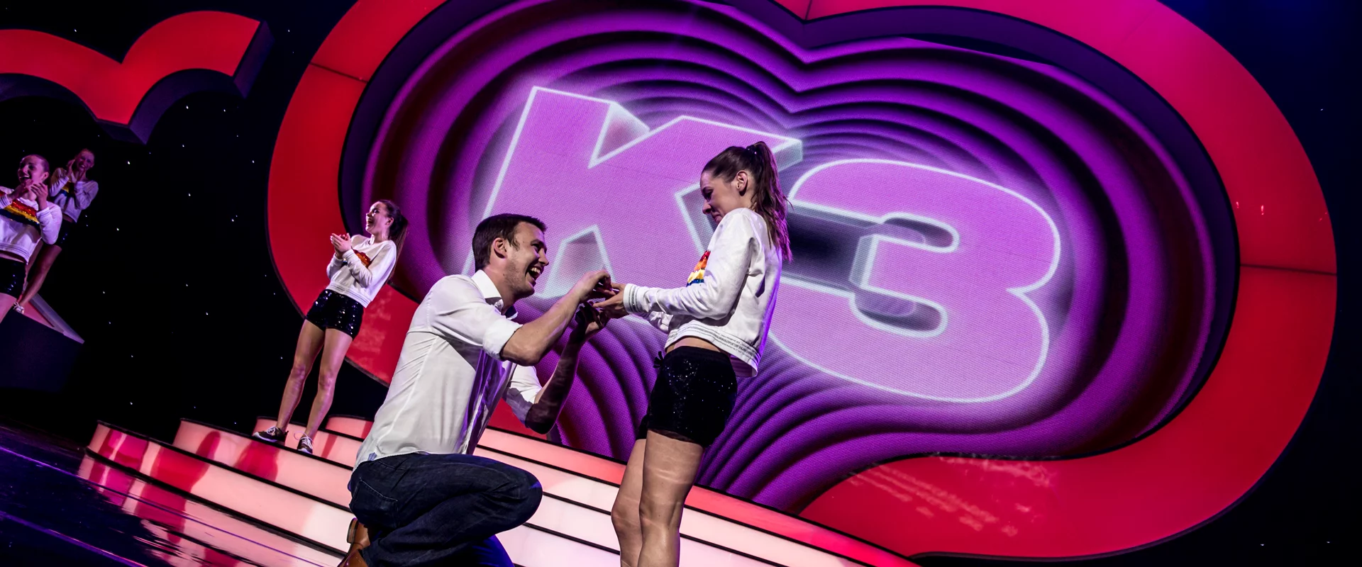 K3 speelt cupido voor Dance Captain Raya