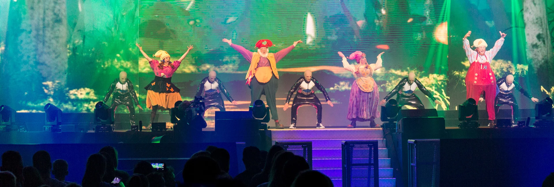Jarige Plop danst samen met Baba Yega op remix Kabouterdans!