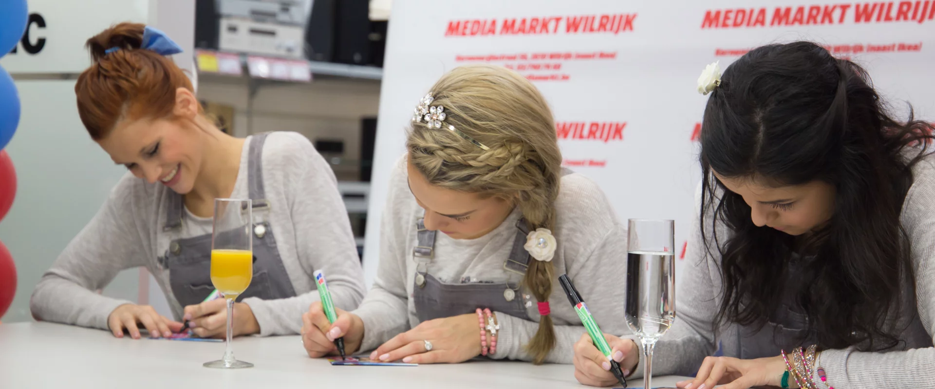 De allereerste signeersessie van K3
