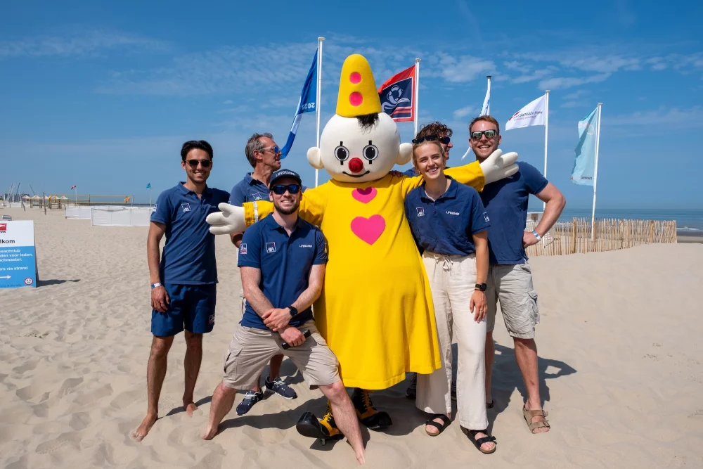 Bumba deelt eerste polsbandjes uit aan zee! 