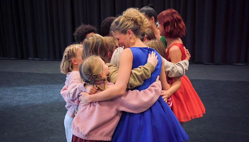 Afbeelding nieuwsartikel: 'Magische verrassing: K3 overvalt kersverse kindercast van Doornroosje'